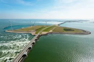 Hubschrauberflug über das Sturmflutwehr der Oosterschelde